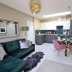 The Loughborough - Elegant, Glamourous Boutique 1 Bed, Central Truro