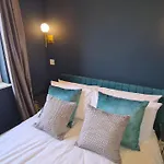 The Loughborough - Elegant, Glamourous Boutique 1 Bed, Central Truro