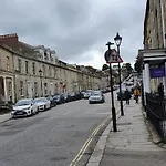 The Loughborough - Elegant, Glamourous Boutique 1 Bed, Central Truro