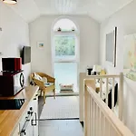 Beautiful 1-Bed Riversi Cottage Located In Malpas