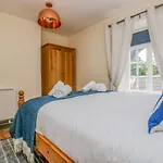 9 Copes Gardens