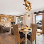 Rose Cottage At Bumbledown