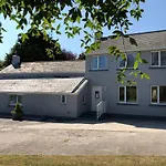 Large Family House - Sleeps 10. Central Location. 15 Mins From Coast.