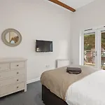 Tincroft Cottage - High End, Luxury Living Near The Beach