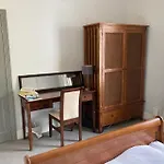 Central Truro! Large Double Room In Victorian Property