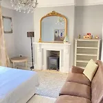 Central Truro! Large Double Room In Victorian Property