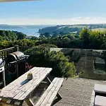 Gorgeous 3 Bed House With Sea Views And Hot Tub