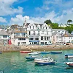 Gorgeous 3 Bed House With Sea Views And Hot Tub
