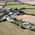 The Lodge At Camels: Idyllic Lodge On The Roseland