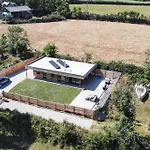 The Lodge At Camels: Idyllic Lodge On The Roseland
