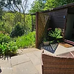 Treetops Lodge, Private Parking & Garden