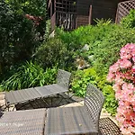 Treetops Lodge, Private Parking & Garden