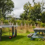 Luxury Shepherd\'S Hut On Flower Farm With Outdoor Bath In Mid Cornwall
