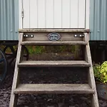 Luxury Shepherd\'S Hut On Flower Farm With Outdoor Bath In Mid Cornwall