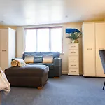 1 Bedroom Studio With Free Parking