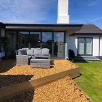 The Cuckoo\'S Retreat - Luxurious Home With Private Garden & Jacuzzi