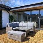 The Cuckoo\'S Retreat - Luxurious Home With Private Garden & Jacuzzi