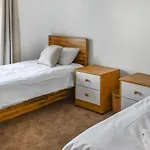 The Hideaway - Spacious 3 Bedroom Apartment
