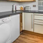 The Hideaway - Spacious 3 Bedroom Apartment