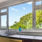 The Hideaway - Spacious 3 Bedroom Apartment