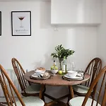 City Centre 1 Bed Georgian Flat With Courtyard