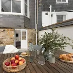 City Centre 1 Bed Georgian Flat With Courtyard