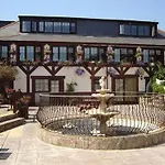 Lodge At The Whitehouse Inn