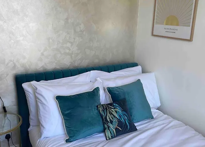 3-Bed Luxe Truro Townhouse Gem. Escape In Style!