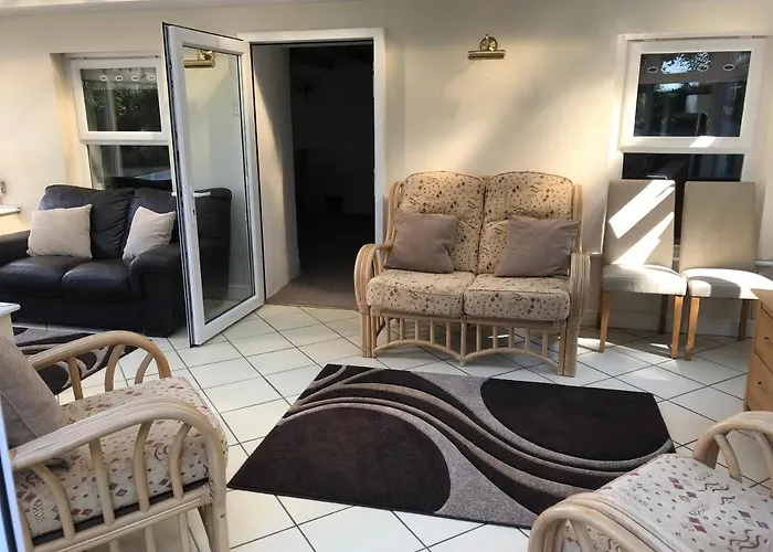 Large Family House - Sleeps 10. Central Location. 15 Mins From Coast.