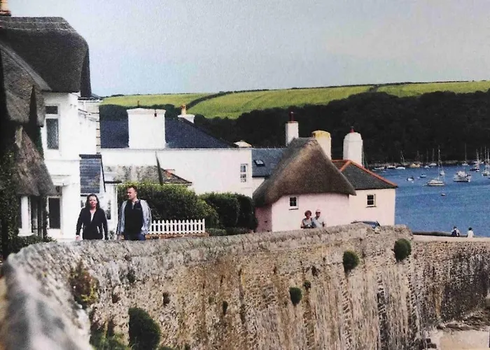 Gorgeous 3 Bed House With Sea Views And Hot Tub
