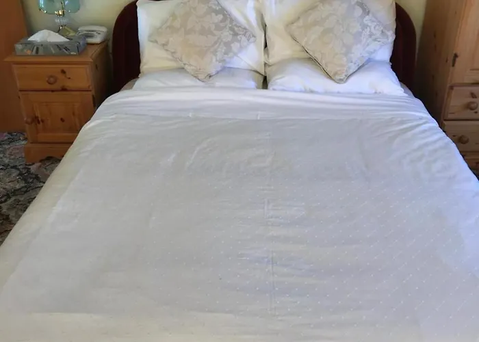 Room In Guest Room - Orchard Manor, Fore Street, Probus