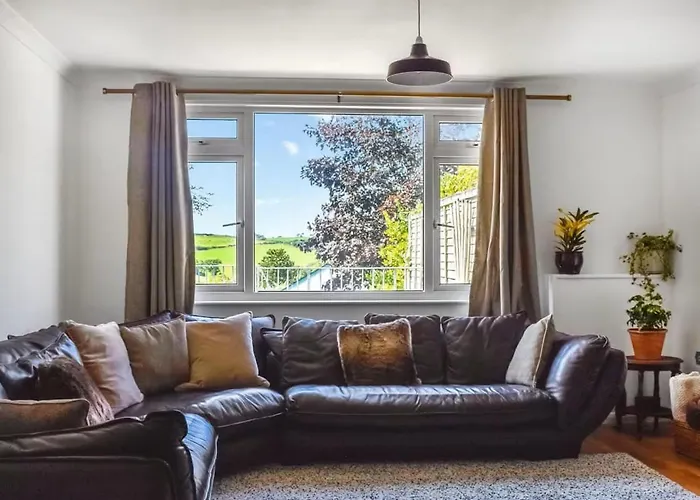 The Hideaway - Spacious 3 Bedroom Apartment