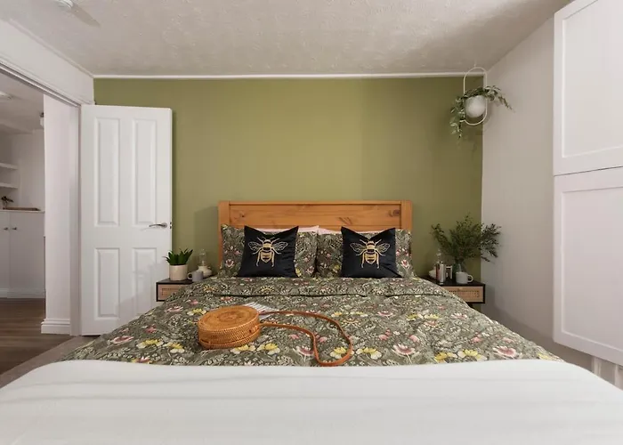 City Centre 1 Bed Georgian Flat With Courtyard