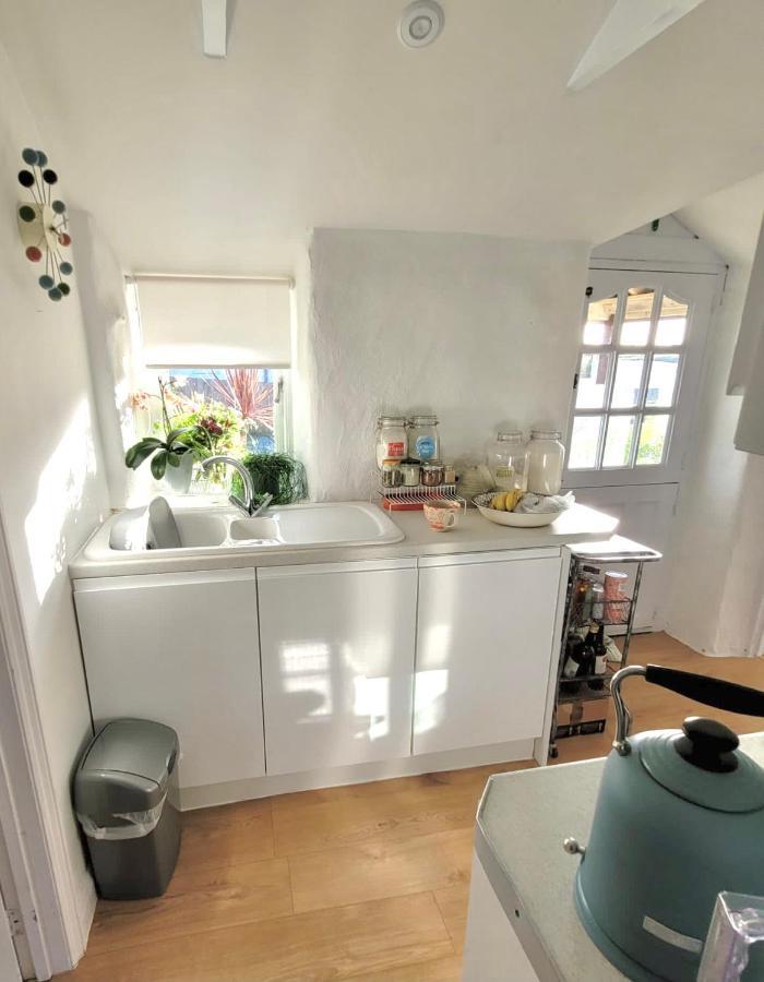 Idyllic Cornish Cottage, Superking Bed, Private Garden Dogs Welcome *
