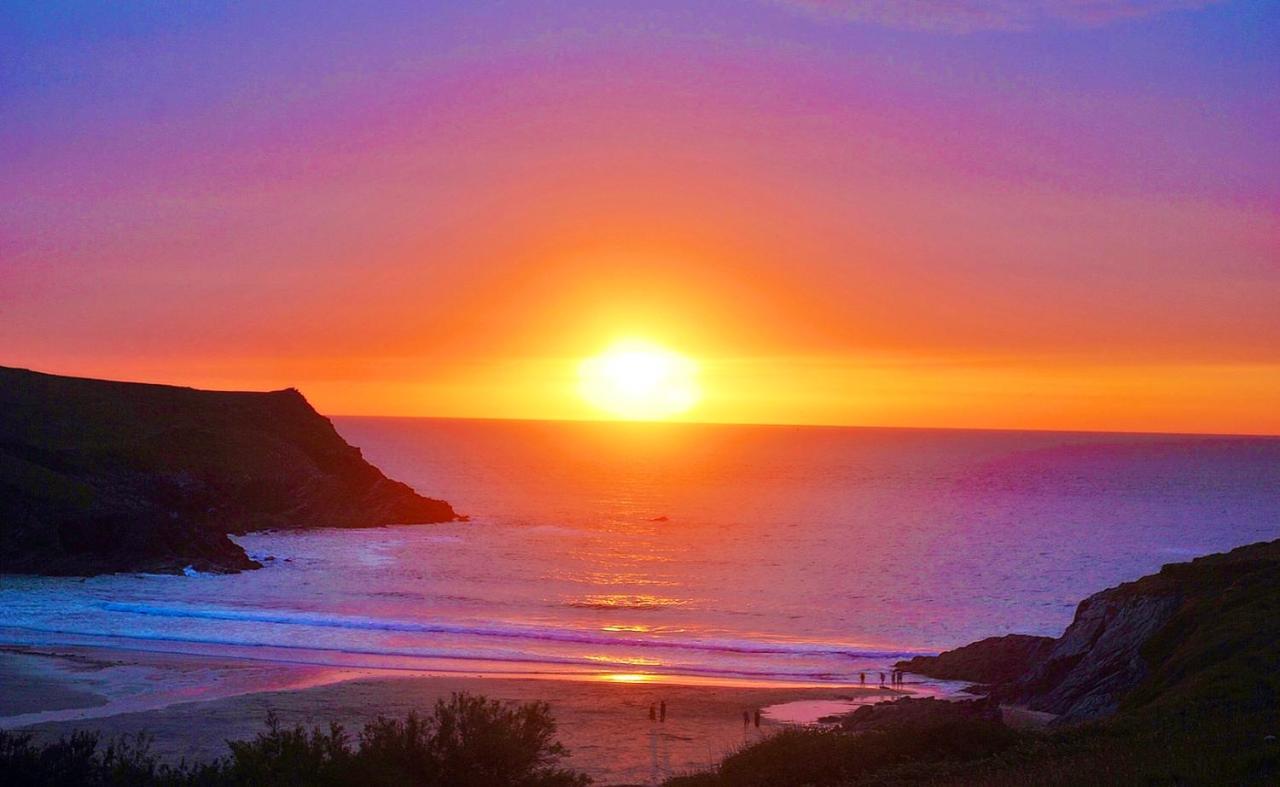 Idyllic Cornish Cottage, Superking Bed, Private Garden Dogs Welcome Holiday home *