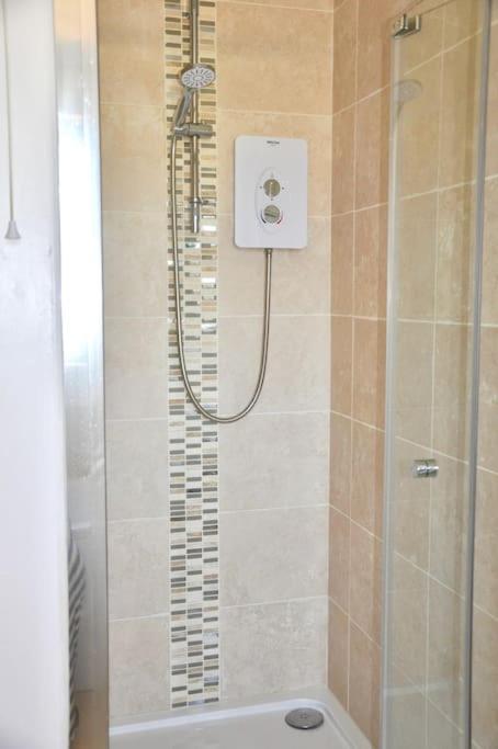 Stunning Annexe 1 Luxury Bedroom, Eating Area & Bathroom Only! Apartment