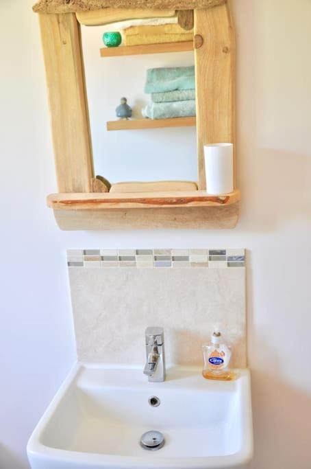 Apartment Stunning Annexe 1 Luxury Bedroom, Eating Area & Bathroom Only! *