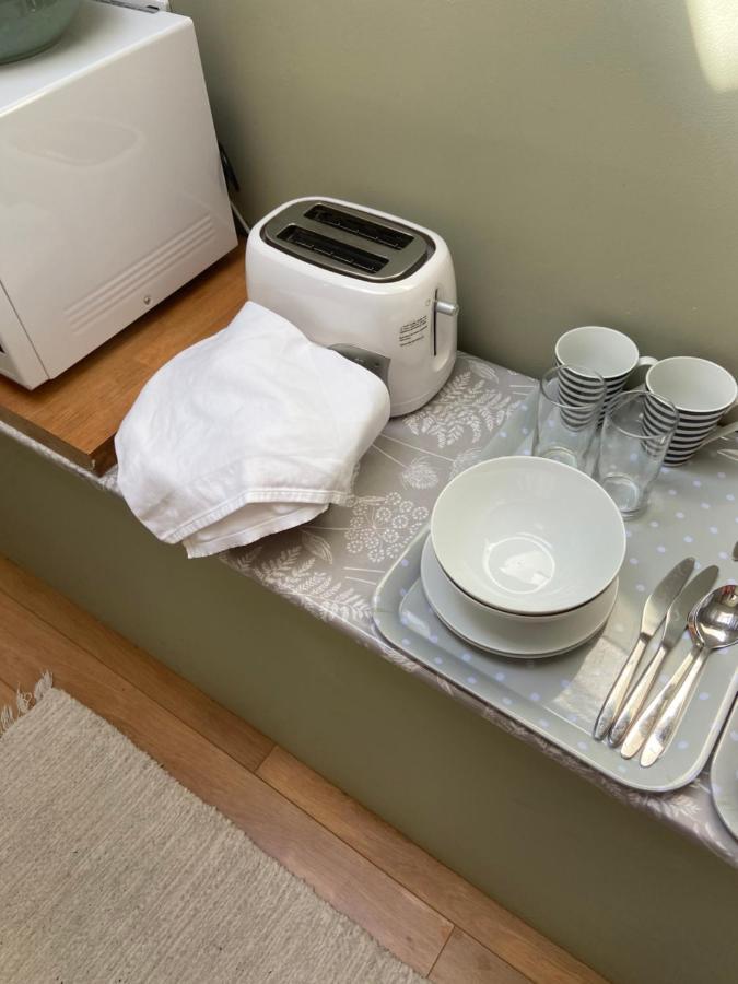 Stunning Annexe 1 Luxury Bedroom, Eating Area & Bathroom Only! *