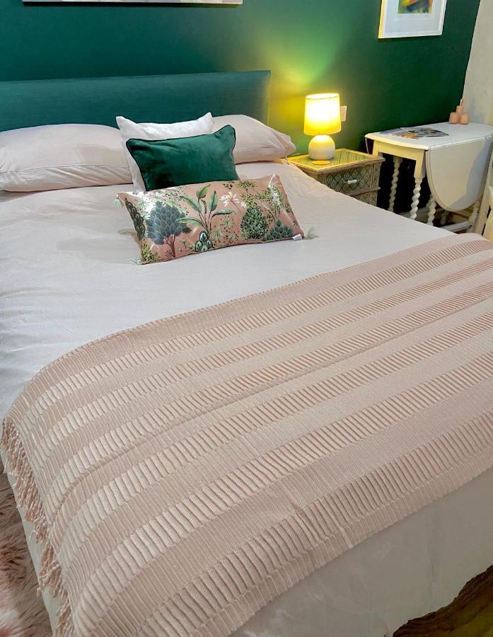 Stunning Annexe 1 Luxury Bedroom, Eating Area & Bathroom Only! Apartment Truro