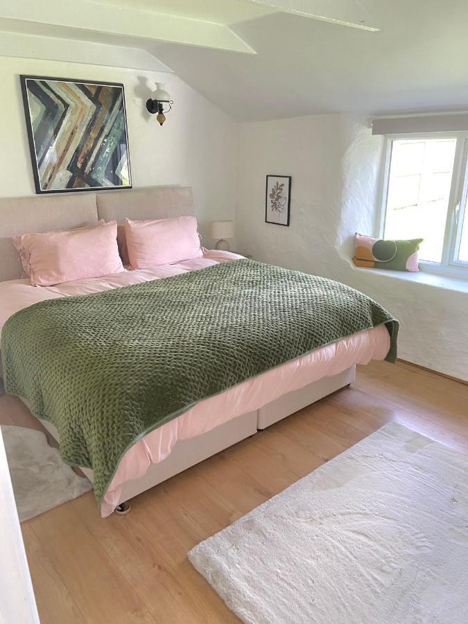 Idyllic Cornish Cottage, Superking Bed, Private Garden Dogs Welcome Truro