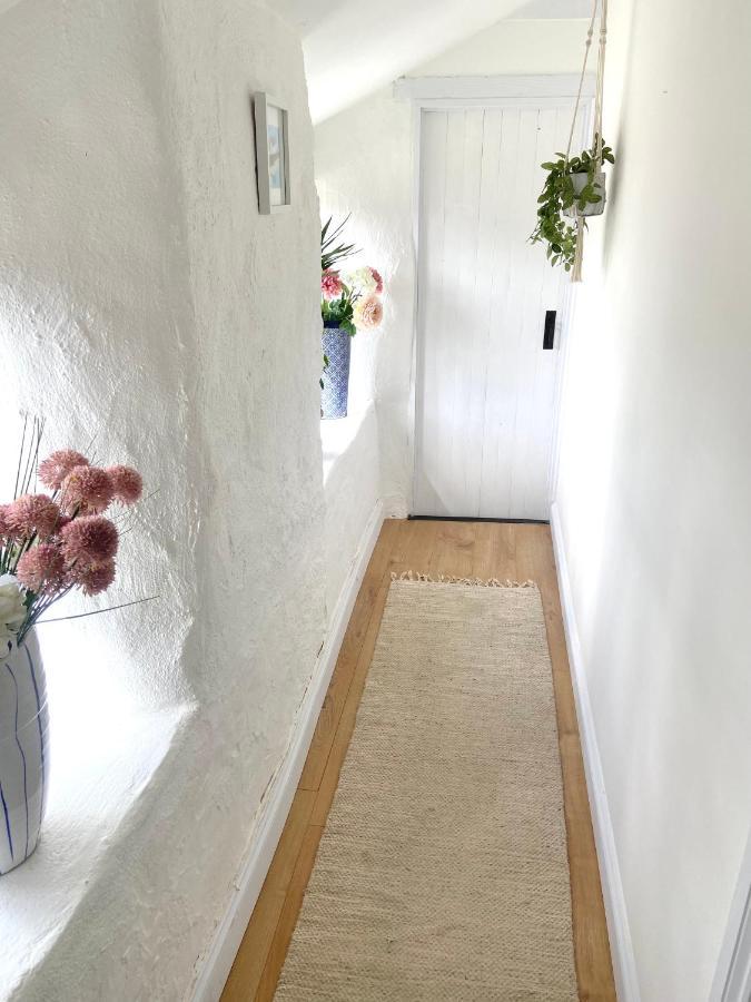 Idyllic Cornish Cottage, Superking Bed, Private Garden Dogs Welcome Holiday home *