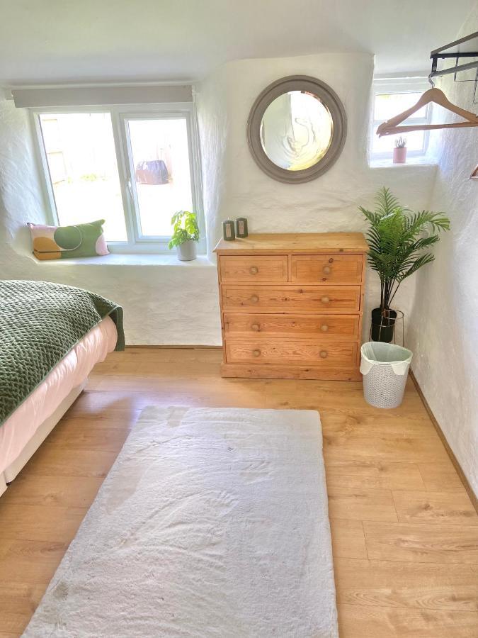 Idyllic Cornish Cottage, Superking Bed, Private Garden Dogs Welcome Holiday home *