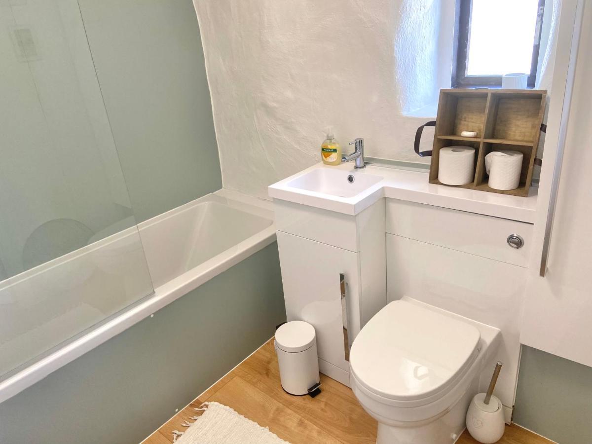 Idyllic Cornish Cottage, Superking Bed, Private Garden Dogs Welcome Truro