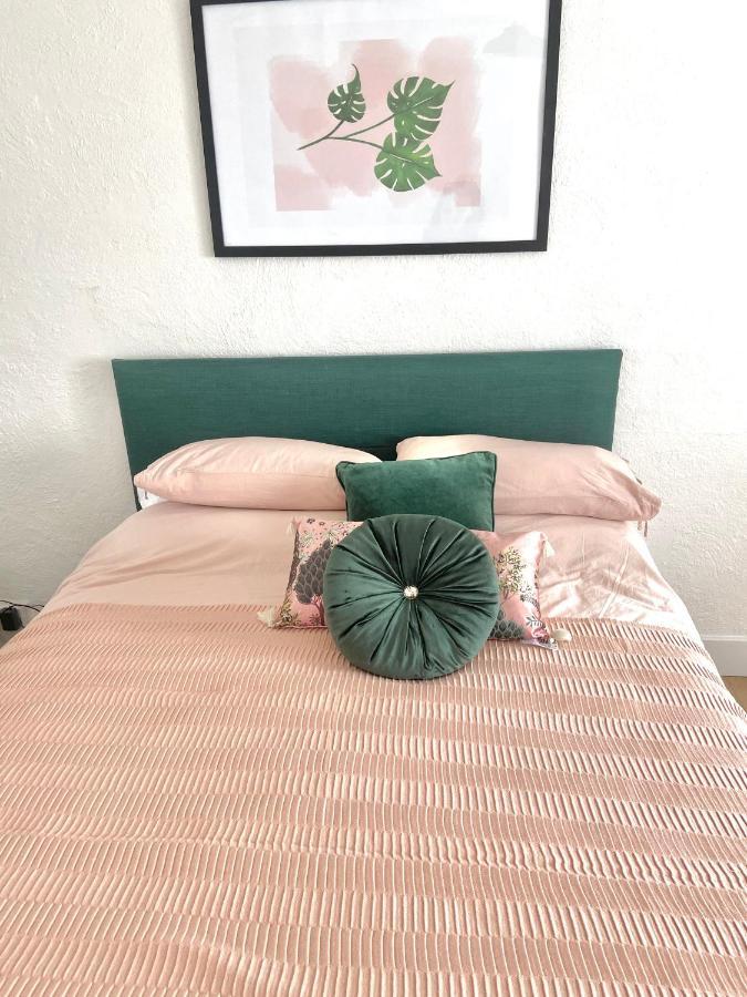 Idyllic Cornish Cottage, Superking Bed, Private Garden Dogs Welcome Holiday home Truro