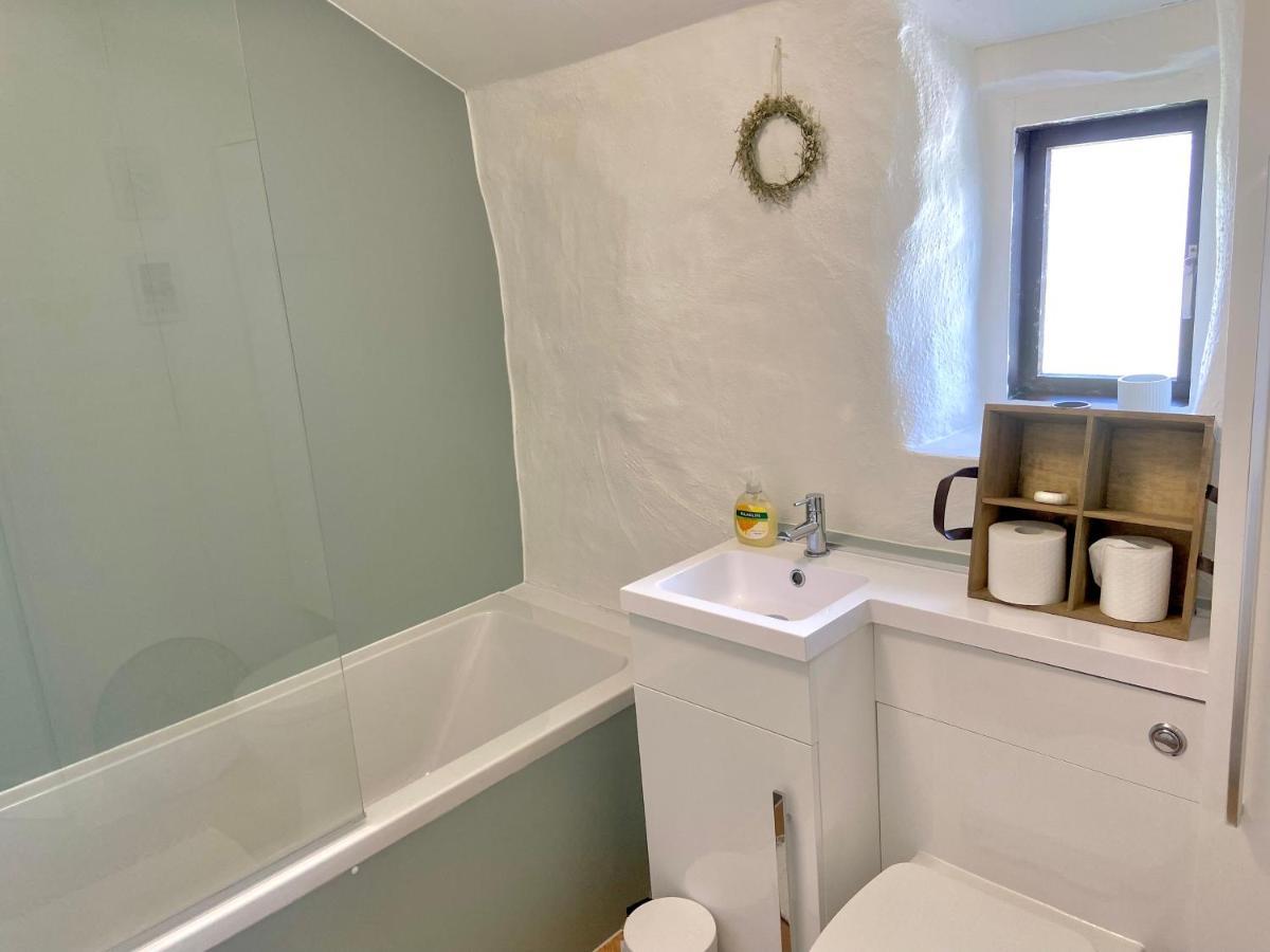 Idyllic Cornish Cottage, Superking Bed, Private Garden Dogs Welcome Holiday home *