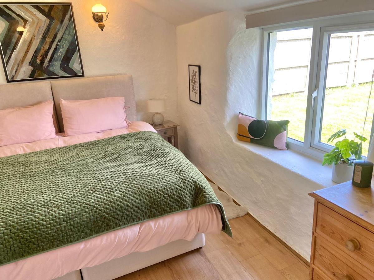 Idyllic Cornish Cottage, Superking Bed, Private Garden Dogs Welcome Holiday home