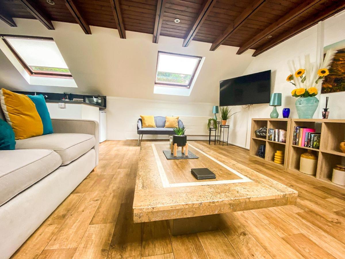 Apartment 1 Bedroom With Free Parking *