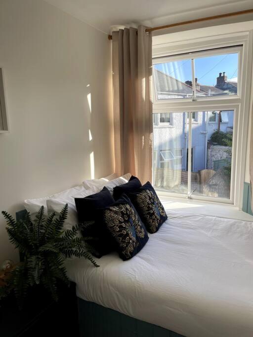 3-bed Luxe Townhouse Gem. Escape In Style! Apartment
