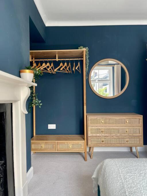3-bed Luxe Townhouse Gem. Escape In Style! Apartment