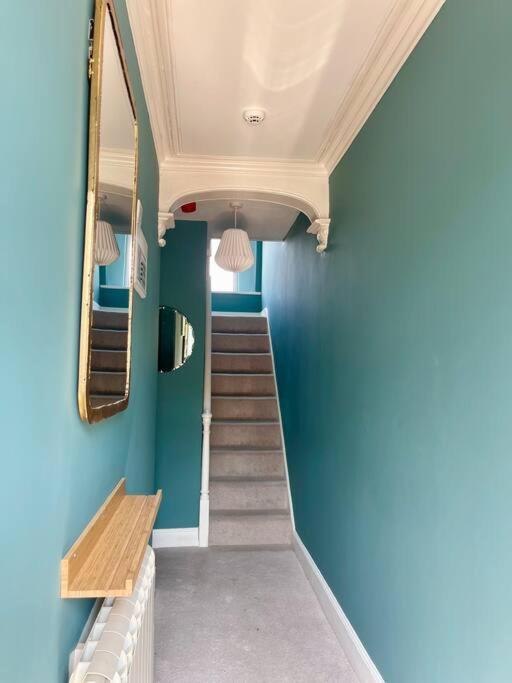 Apartment 3-bed Luxe Townhouse Gem. Escape In Style! *